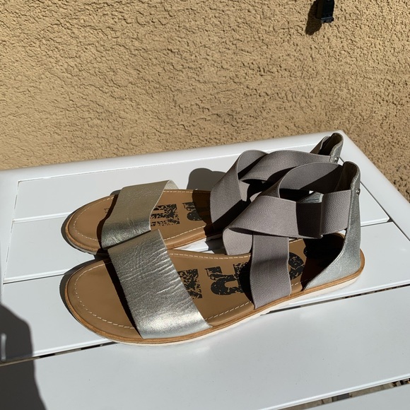 Sorel metallic silver leather sandals with grey elastic straps size 10.5 - Picture 3 of 12